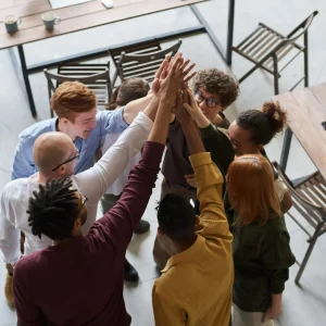 Un group de personne se tapant la main